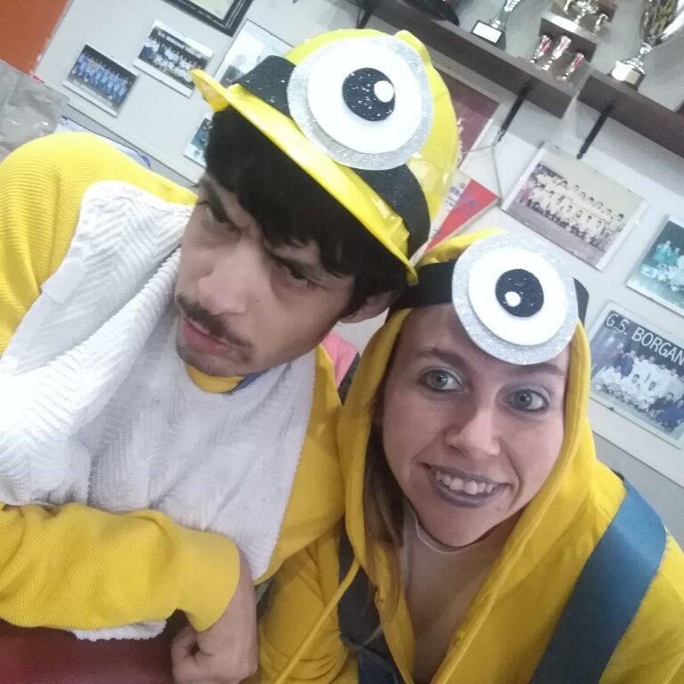 Un ragazzo e una volontaria vestiti da Minion in un selfie, guancia a guancia.