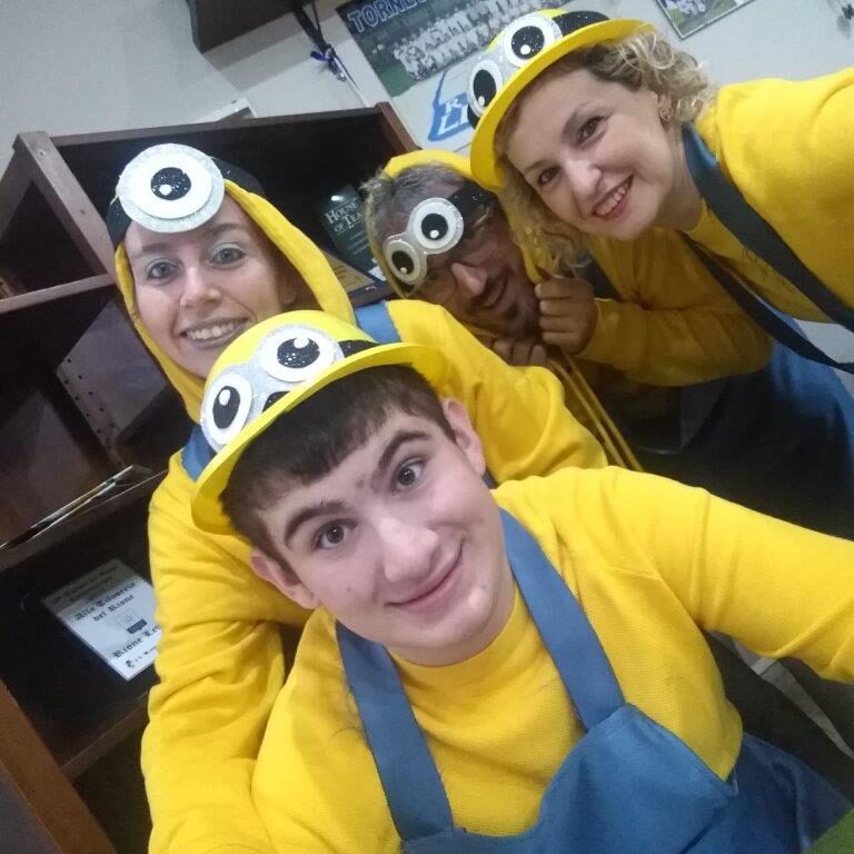 Un selfie di gruppo, tutti vestiti da Minion.