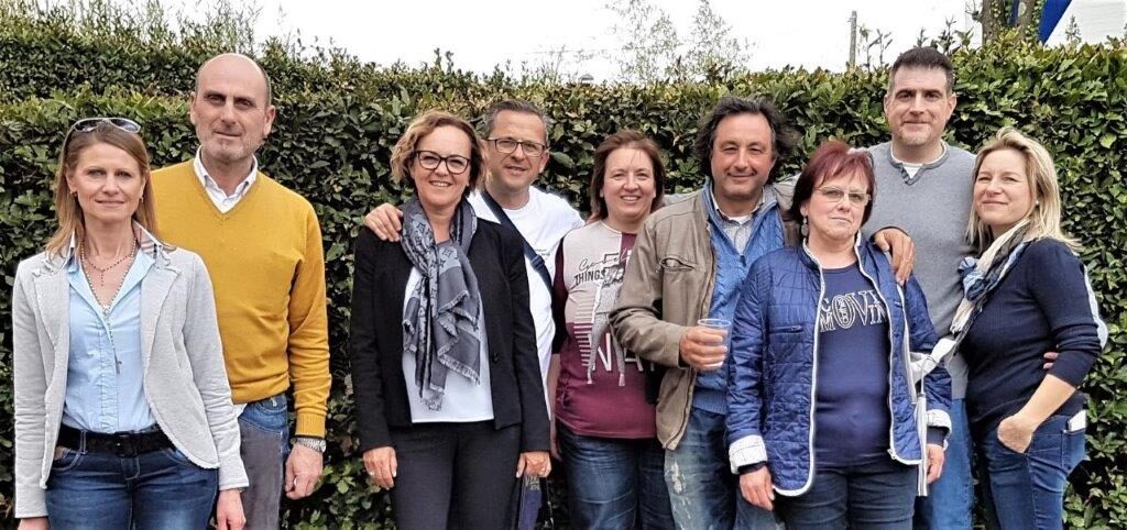 I soci fondatori dell'associazione, in piedi uno accanto all'altro davanti a una siepe.