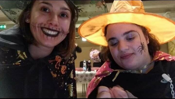 Due ragazze truccate da streghe per Halloween, sorridenti.